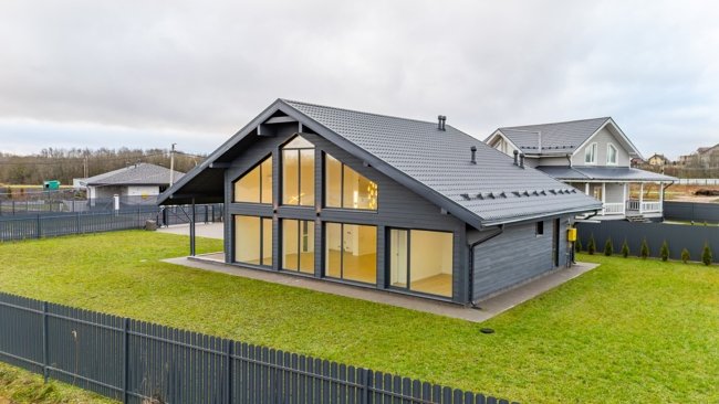 Дом у озера на участке 10,5 соток